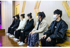 帅哥舔粉BB高清版"北音附中高三表演专业阶段性考试"